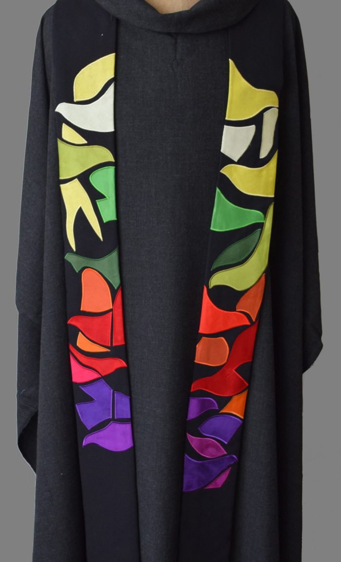 Zwarte stola met duiven in alle kleuren van het kerkelijk jaar.